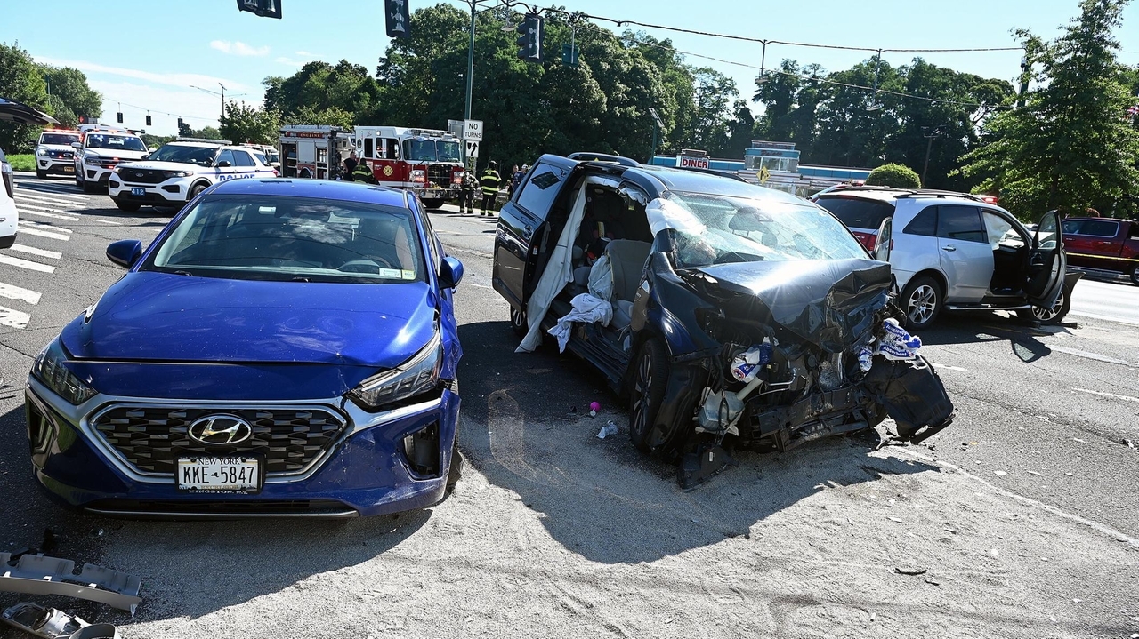 Source image for "State Route 347 in Hauppauge closed after multi-vehicle crash, police say"