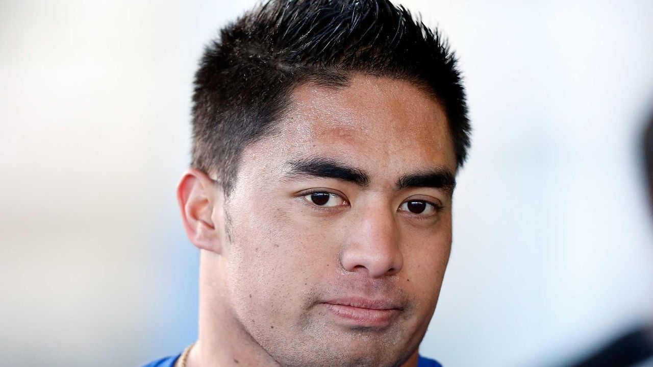 Manti Te'o gets support from hometown after girlfriend hoax - CBS News