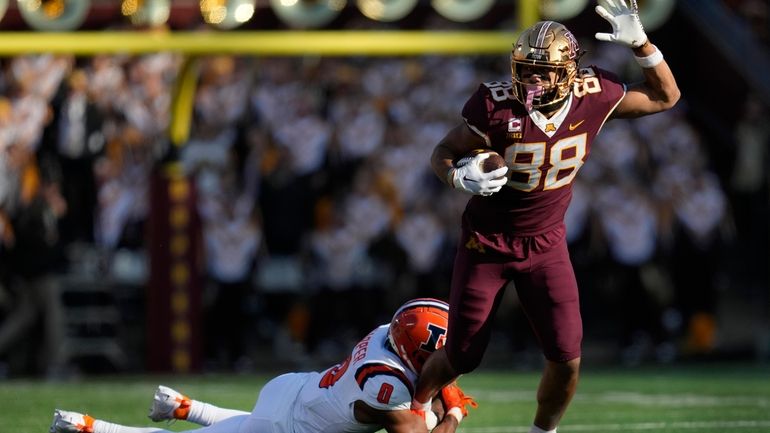 Minnesota tight end Brevyn Spann-Ford (88) runs with the football...