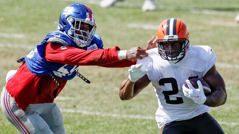 Browns running back Nick Chubb gets around Giants linebacker Lorenzo Carter...