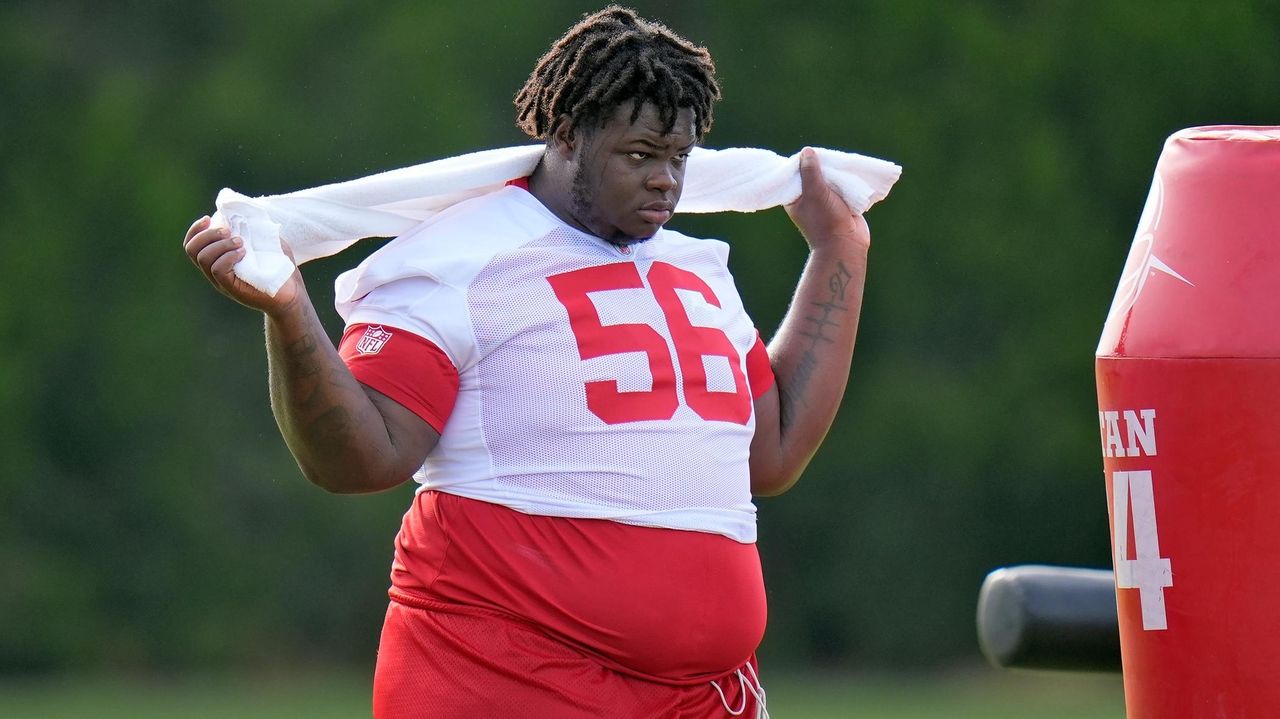 Buccaneers sign 400-plus pound defensive tackle Desmond Watson to the practice  squad, AP source says - Newsday