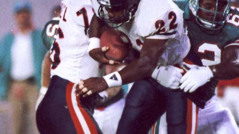 Chicago Bears safety Dave Duerson (22) scrambles for running room...