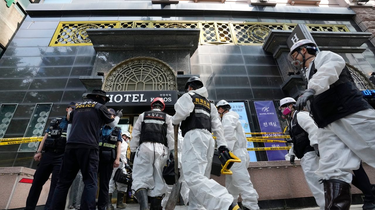 A South Korean hotel fire that killed seven people was likely made worse by a lack of sprinkler systems, officials say.