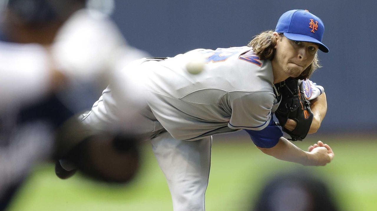 Jacob deGrom Receives 2014 Rookie of the Year Honors 