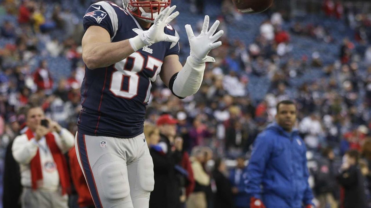 Patriots' Rob Gronkowski breaks forearm again