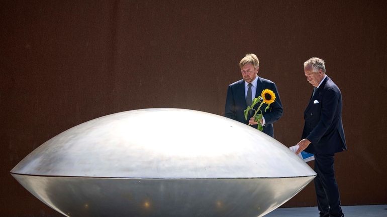 Dutch King Willem Alexander, left, together with Piet Ploeg, lay...