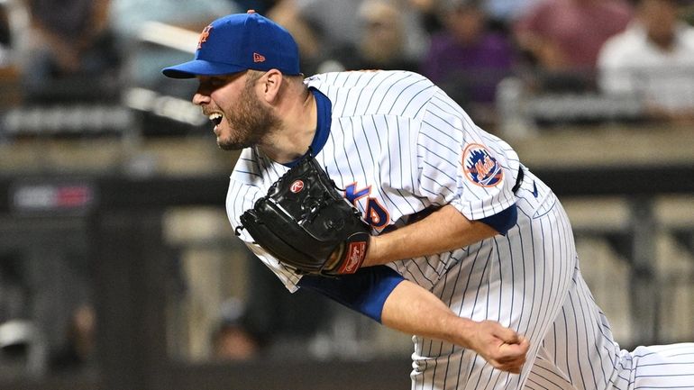 Mets relief pitcher Tommy Hunter delivers against the Chicago Cubs...