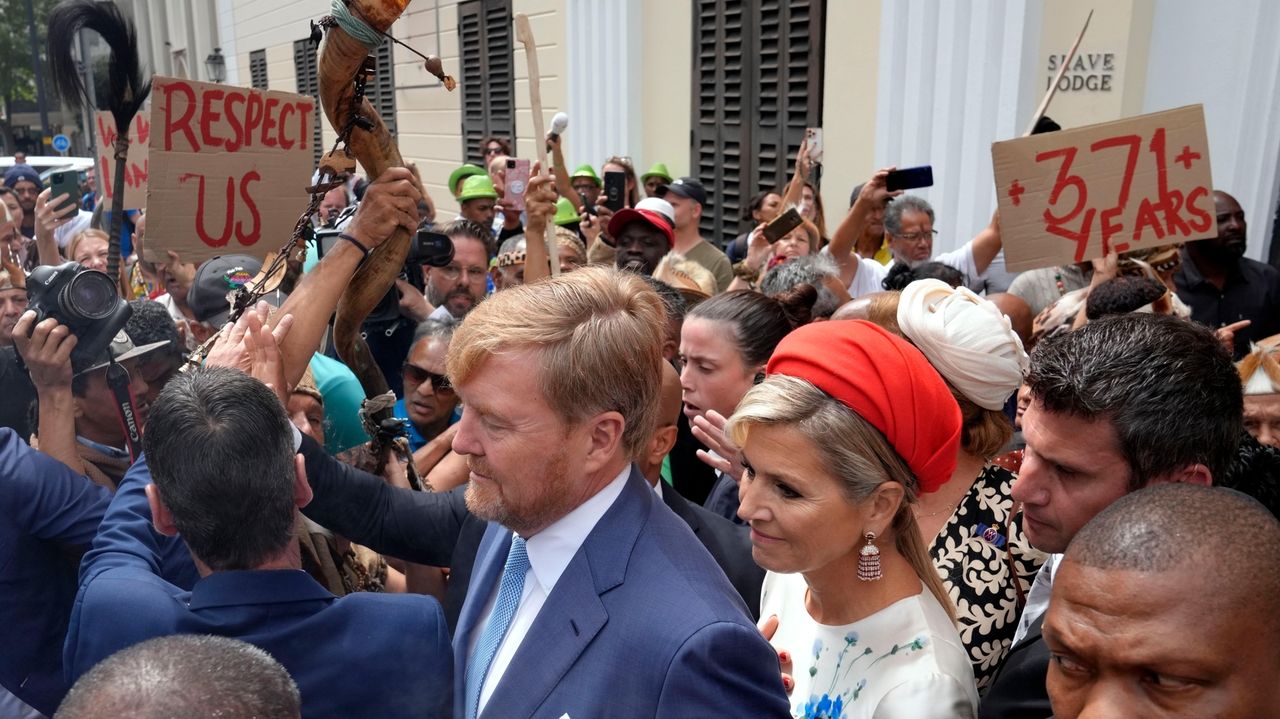 De Nederlandse koning en koningin worden geconfronteerd met boze demonstranten als ze een slavenmuseum in Zuid-Afrika bezoeken