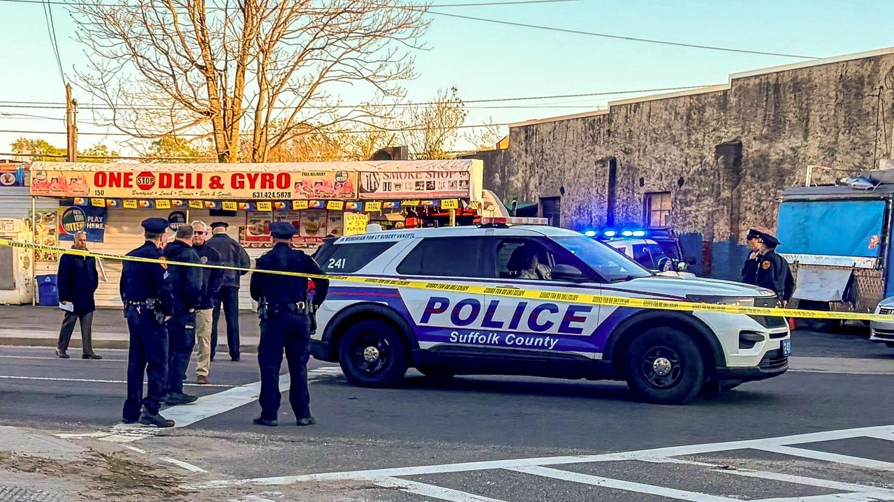 Man shot dead outside One Stop Deli in Huntington Station - Newsday