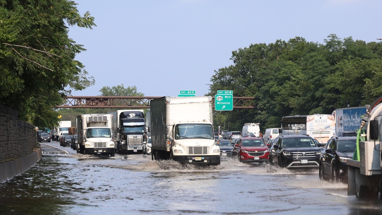 Source image for "LIE westbound lane closed due to flooding in Jericho"