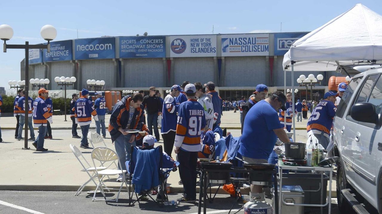 Islanders sink in return of fisherman jersey with shutout loss to  Hurricanes - Newsday