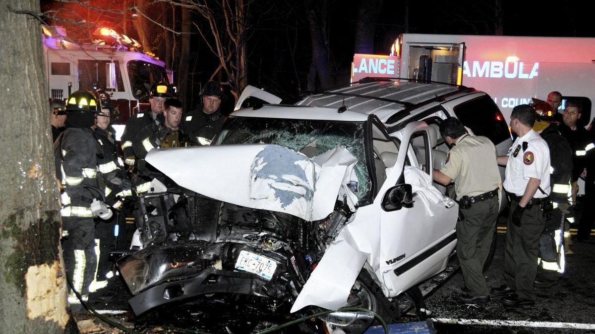 2 seriously injured in crash that closes Bethpage road Newsday