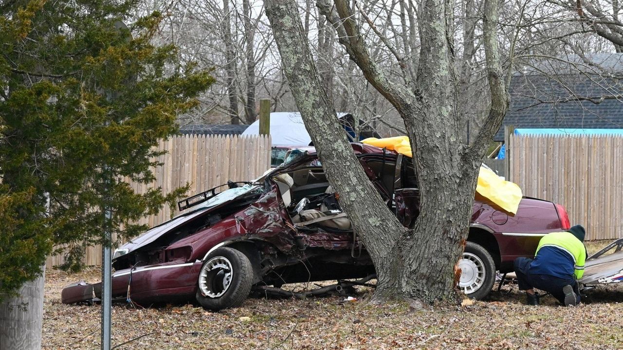 Man killed in onecar crash in Center Moriches Newsday