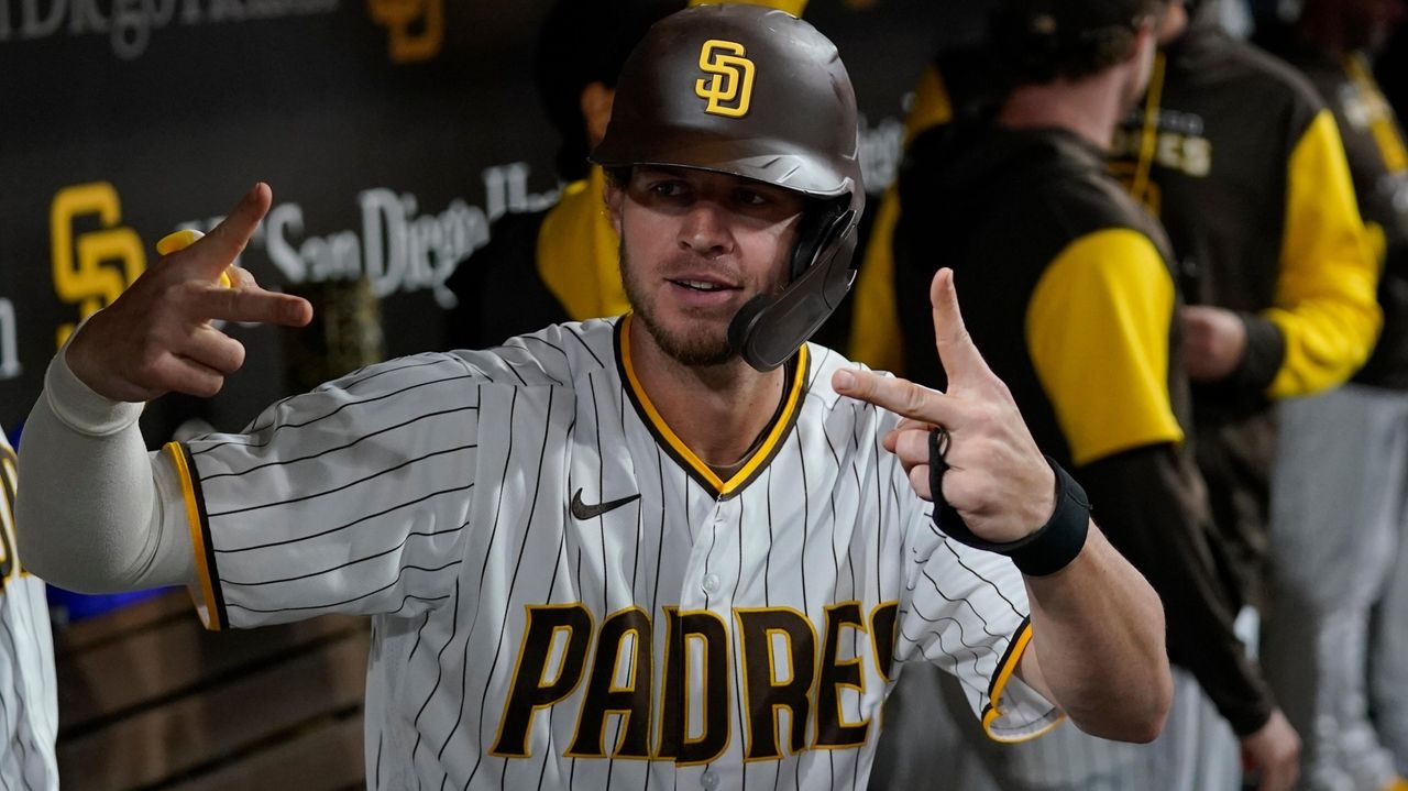 Padres wrap up 5th seed in NL playoffs, beating Giants 6-2