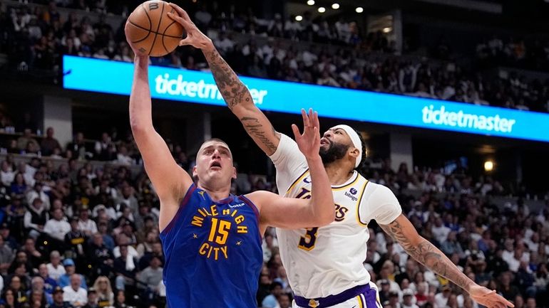 Los Angeles Lakers forward Anthony Davis (3) gets a hand...