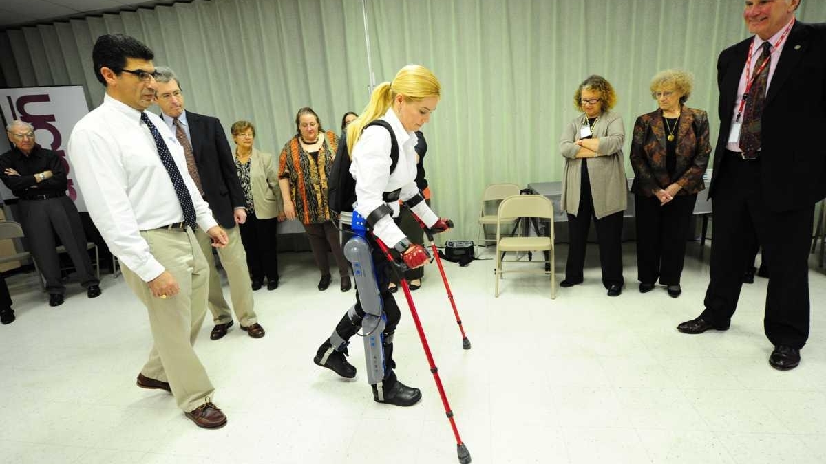 'Bionic' suit helps paralyzed walk again - Newsday