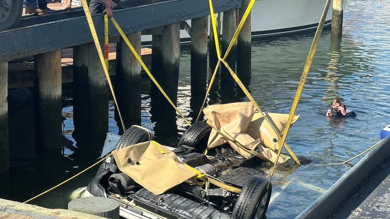 Car crashes into Freeport canal after driving through parking lot and