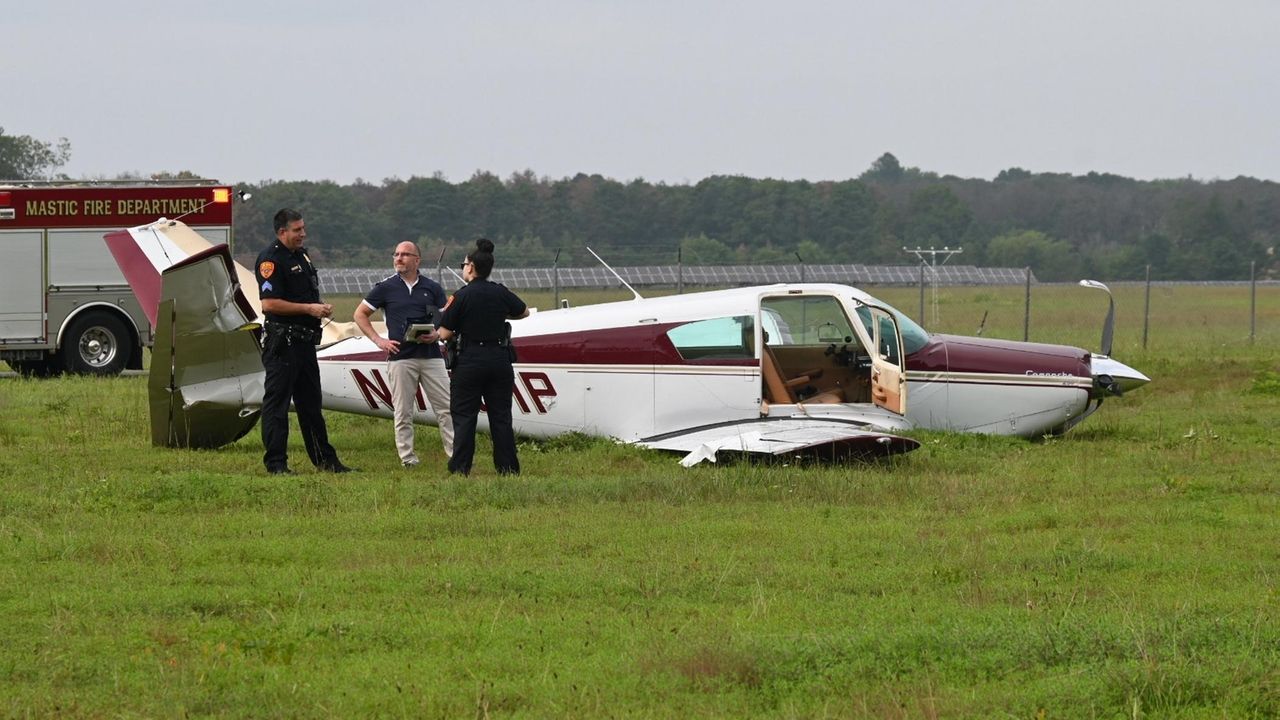 Single-engine plane lands in a field next to Brookhaven Calabro Airport