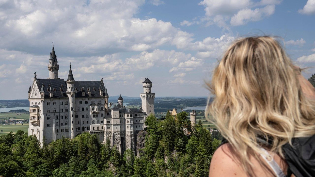 American arrested for pushing 2 US tourists into ravine at German