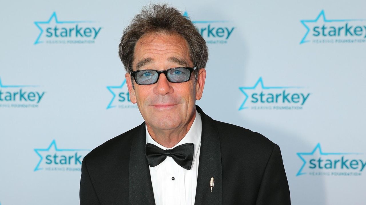 Huey Lewis says he contemplated suicide after hearing disorder was(00)