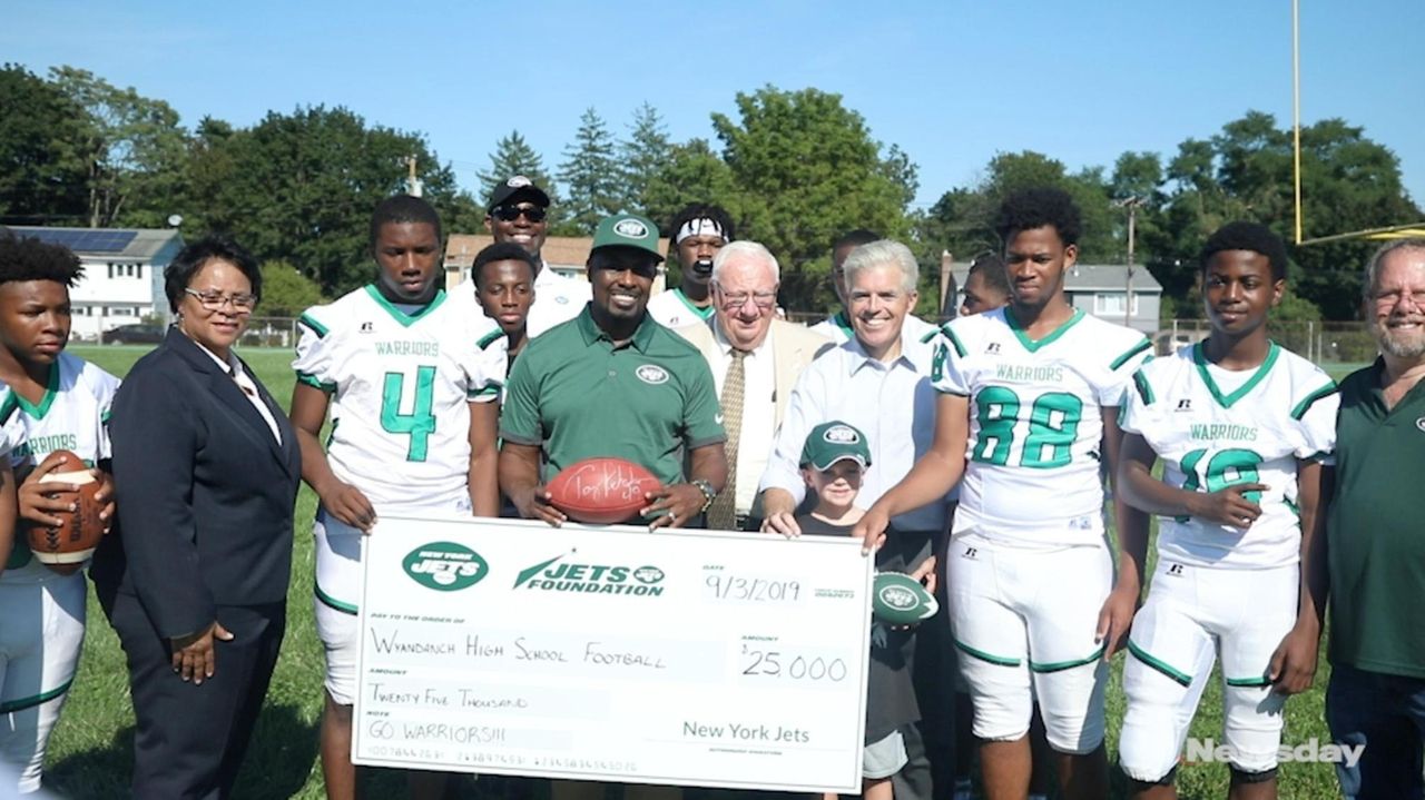 Wyandanch HS football team buoyed by Jets' $25,000 donation - Newsday