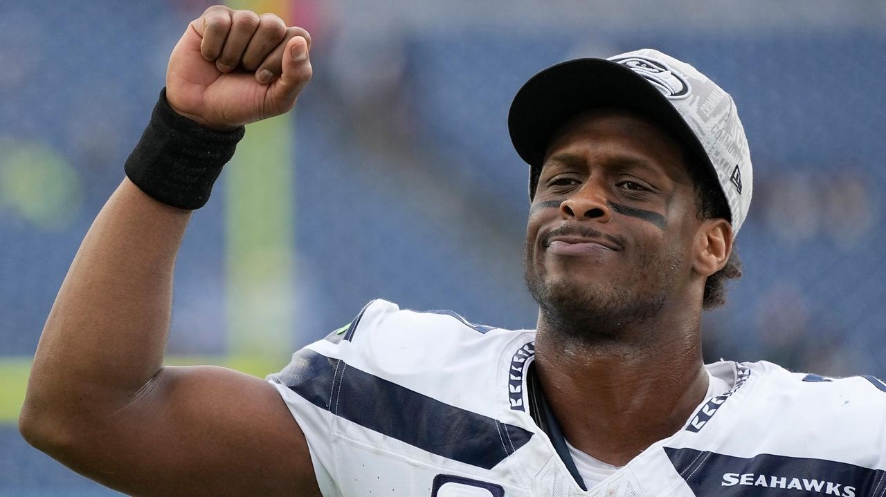 Geno Smith, Seahawks improve playoff chances in rallying to beat the Titans Newsday