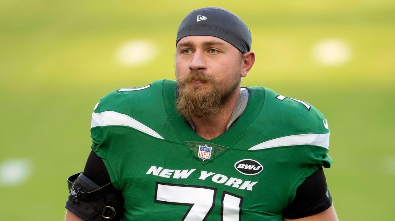 New York Jets offensive guard Alex Lewis (71) pulls to block