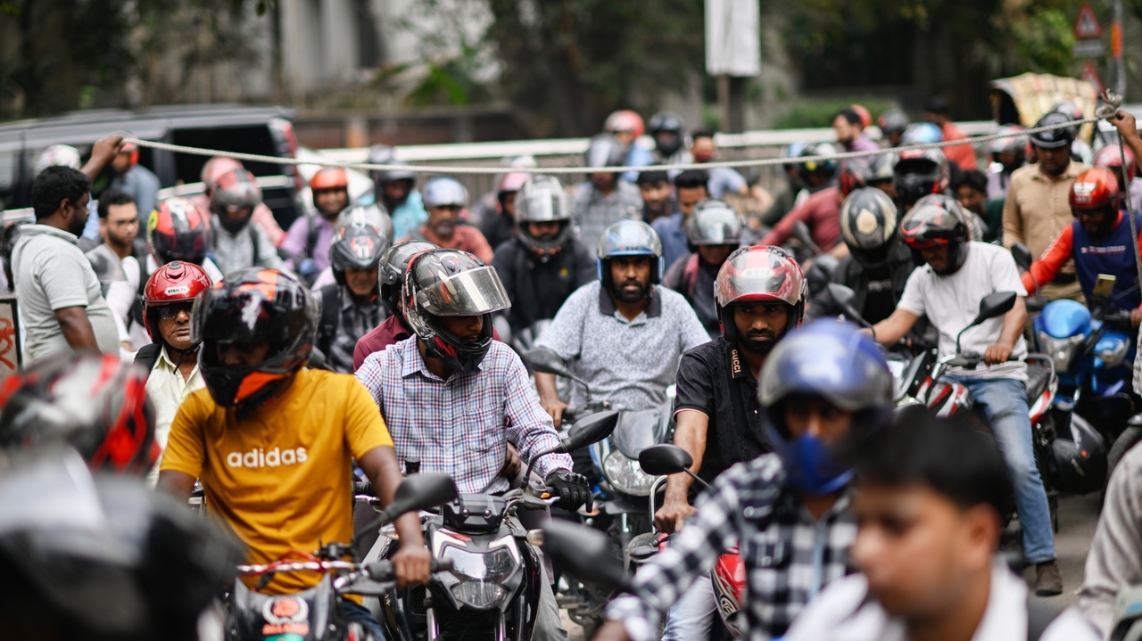 Hormuz Closure Ignites Global Economic Crisis