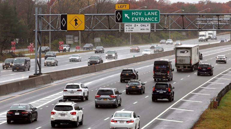 Commuters along the LIE at Exit 58 in Islandia. More...