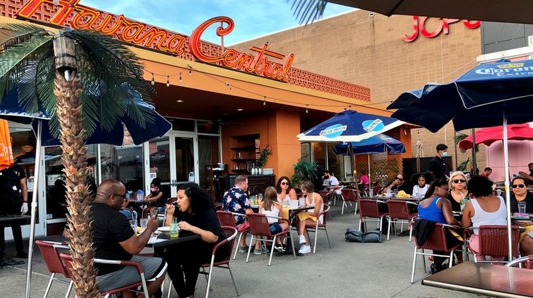 Eating at Roosevelt Field mall, then and now - Newsday