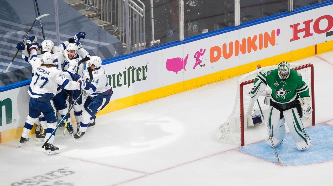 Stamkos scores, leaves, Lightning beat Stars 5-2 in Game 3