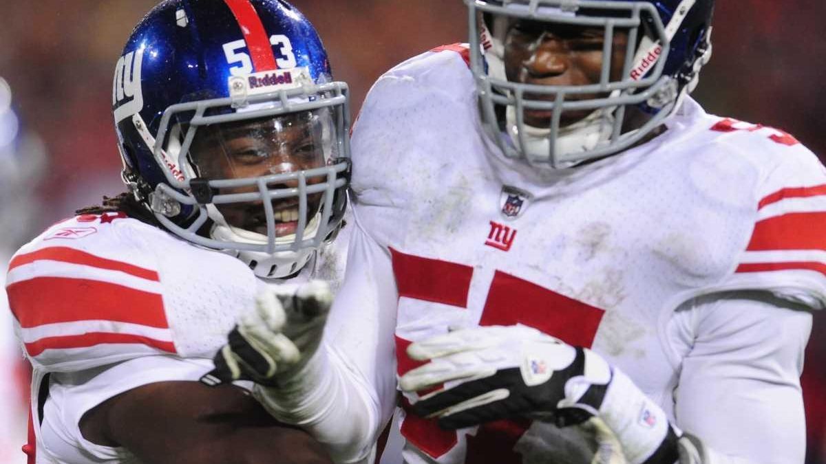 Giants' Greg Jones proposes to girlfriend on field after Super