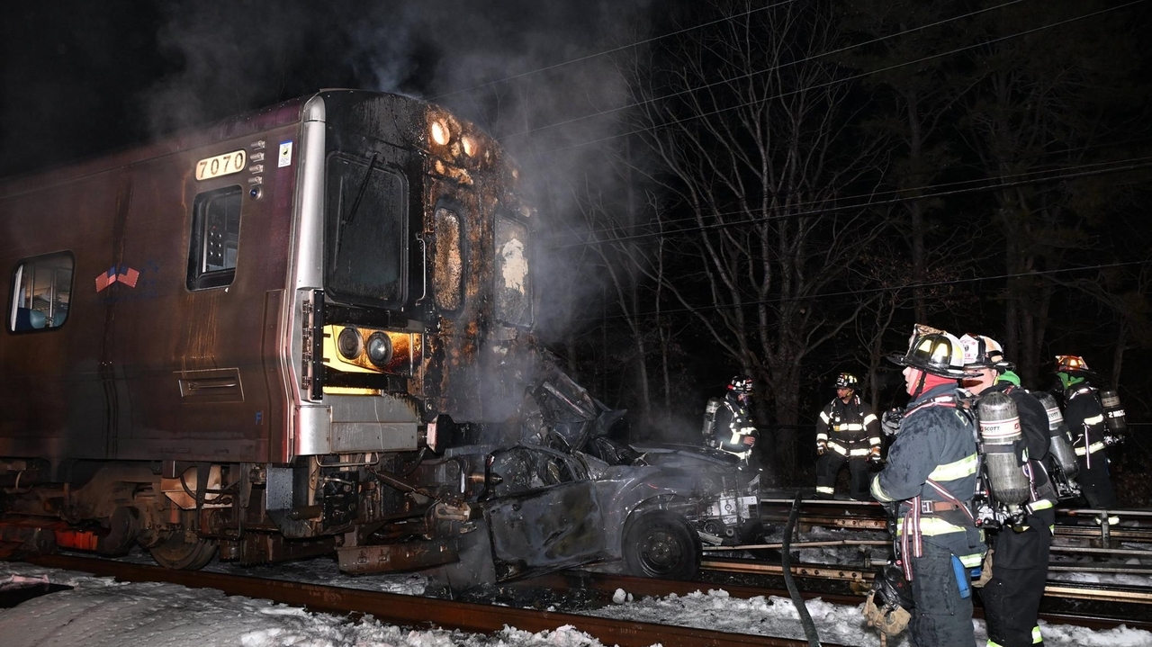 LIRR resumes normal service on Ronkonkoma Branch after train hits car ...