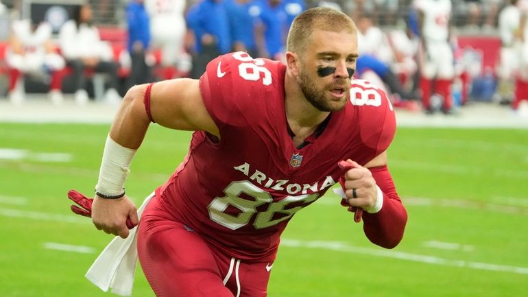 Arizona Cardinals tight end Zach Ertz warms up before an...