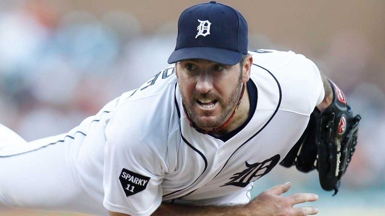 Justin Verlander #35 of the Detroit Tigers pitches in the...