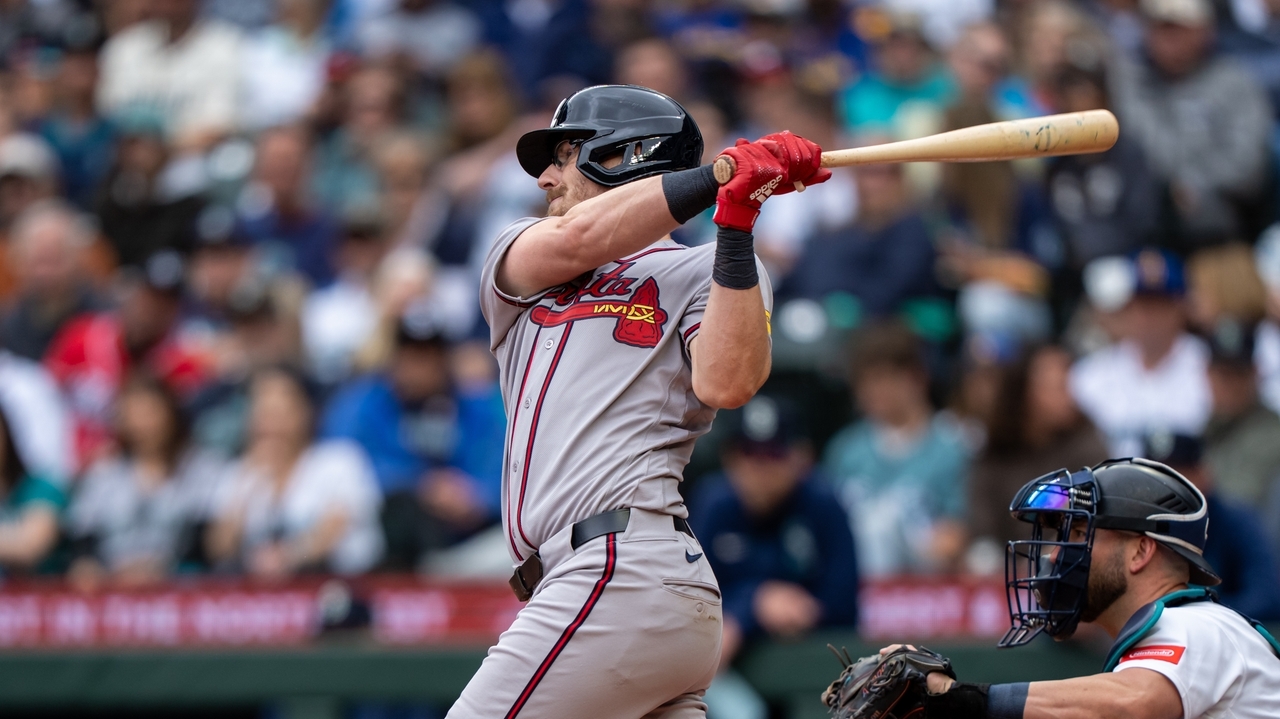 Braves place Sean Murphy on IL with fractured finger; sign Sandy León ...