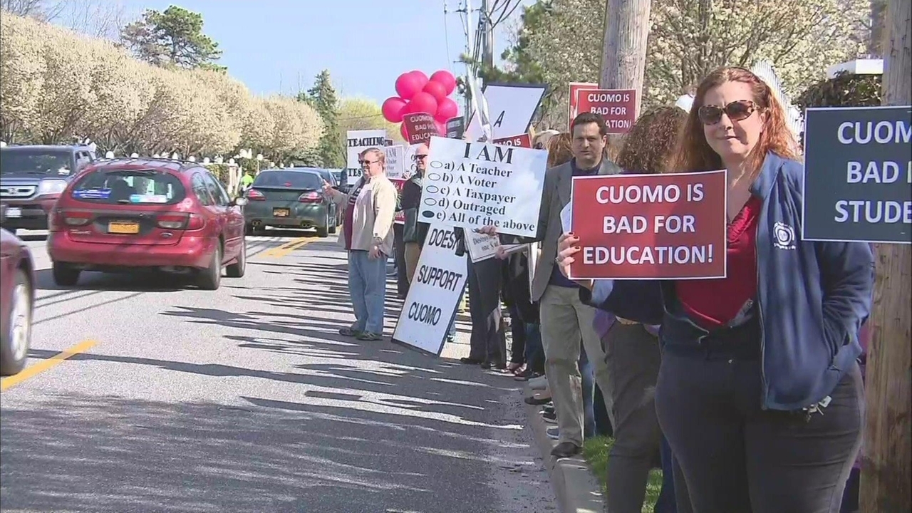 Common Core protesters rally as Gov. Andrew Cuomo stops in Holbrook ...