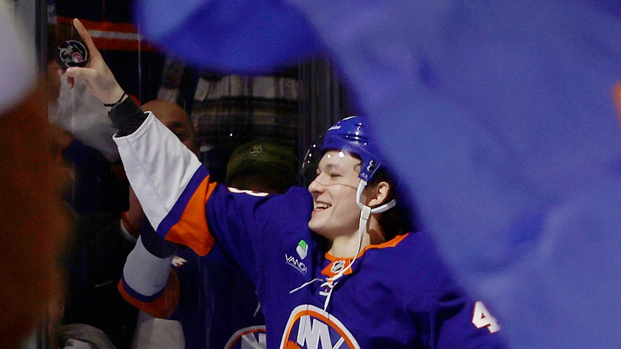 Islanders' Matthew Schaefer named latest NHL's first star of the week