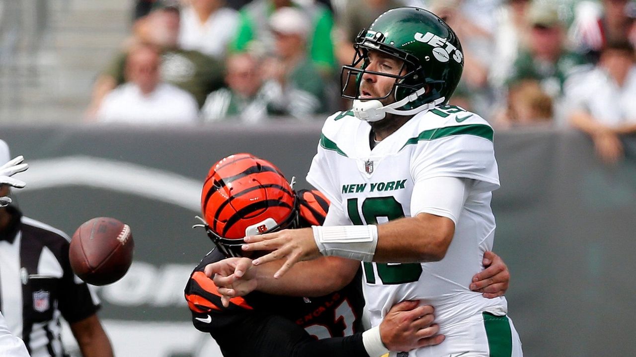 Cincinnati Bengals defensive end Trey Hendrickson (91) pauses on