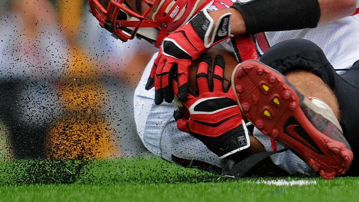 NFL players 'significantly safer' on grass than turf, association says