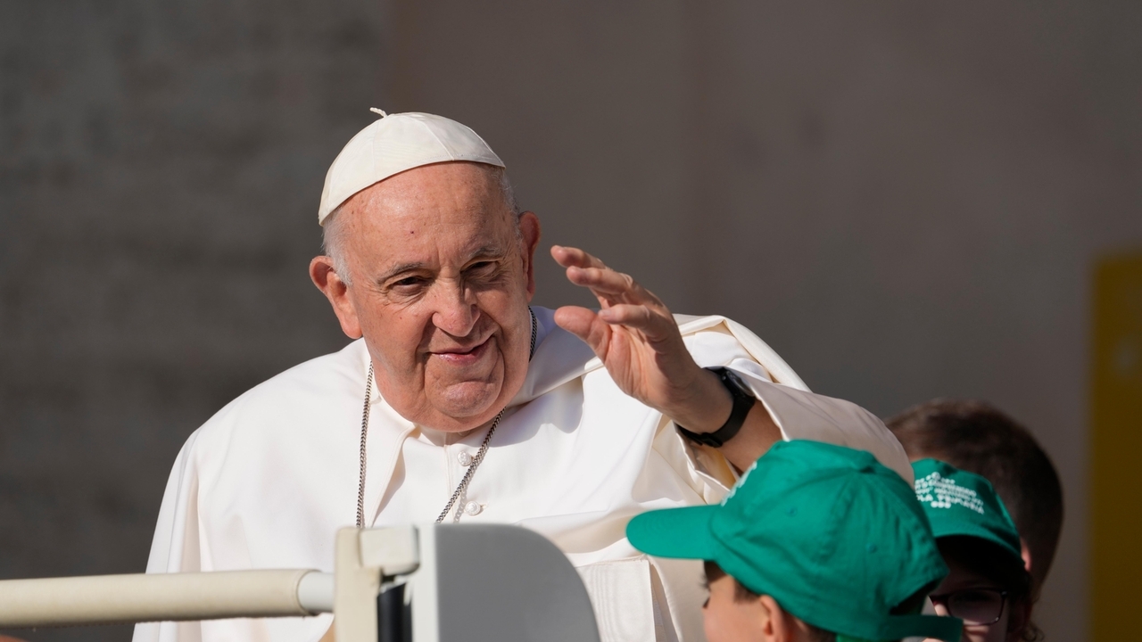 Pope appears at general audience after hospital checkup - Vimarsana News