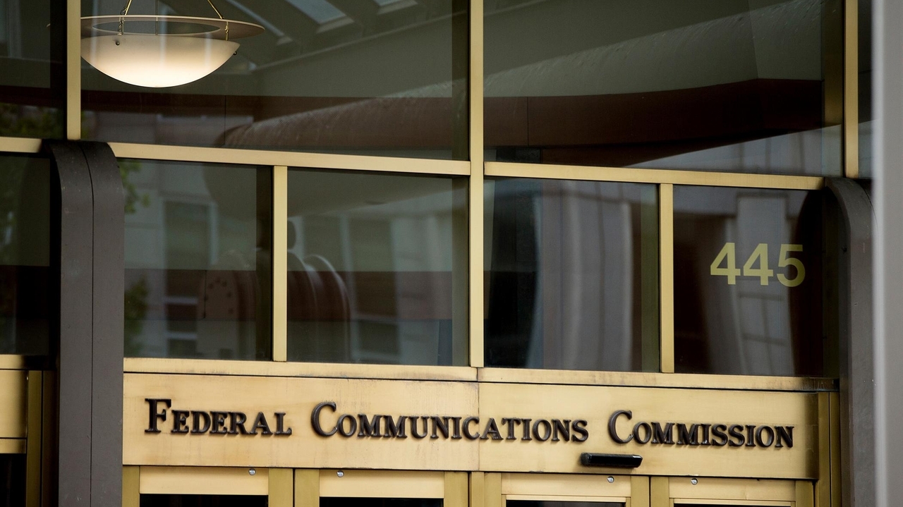 fcc-fines-wireless-carriers-for-sharing-user-locations-without-consent