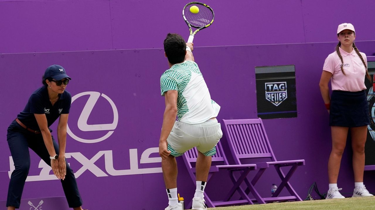 Alcaraz reaches the Queen's Club final to close in on reclaiming the