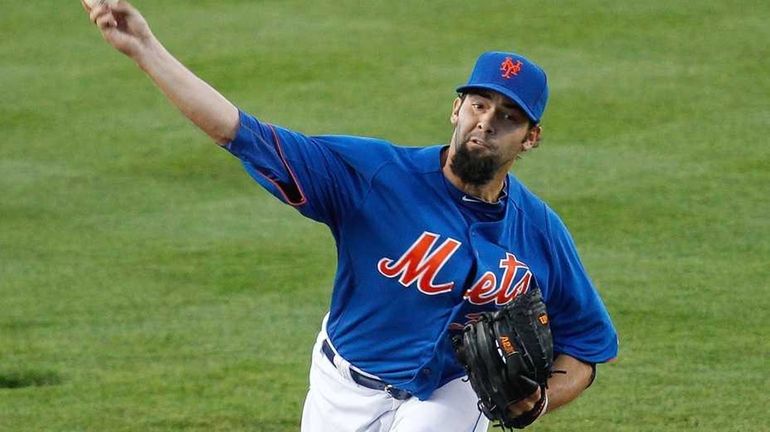 Dillon Gee #35 of the New York Mets pitches during...