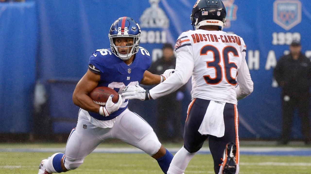 Saquon Barkley of the New York Giants runs the ball to score a 36