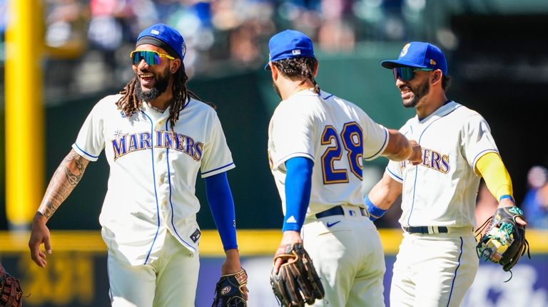 Mariners slug 5 home runs at Reds, win 17–6, by Mariners PR