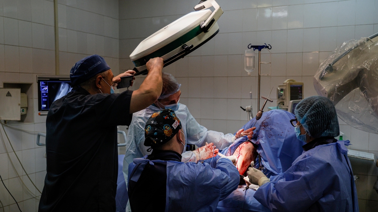 Ukrainian trauma surgeon operates on soldiers all day long amid Russia's war - Vimarsana News