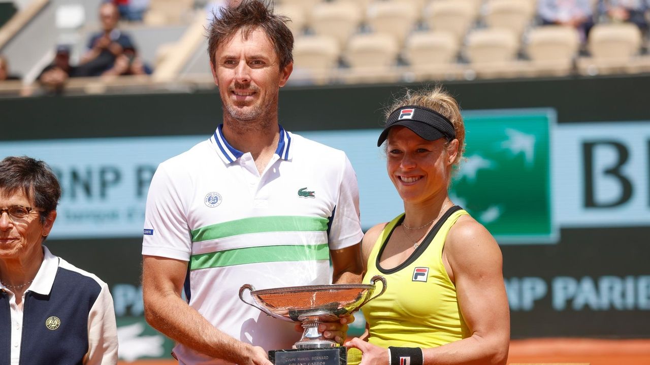Laura Siegemund and Edouard RogerVasselin win the French Open mixed