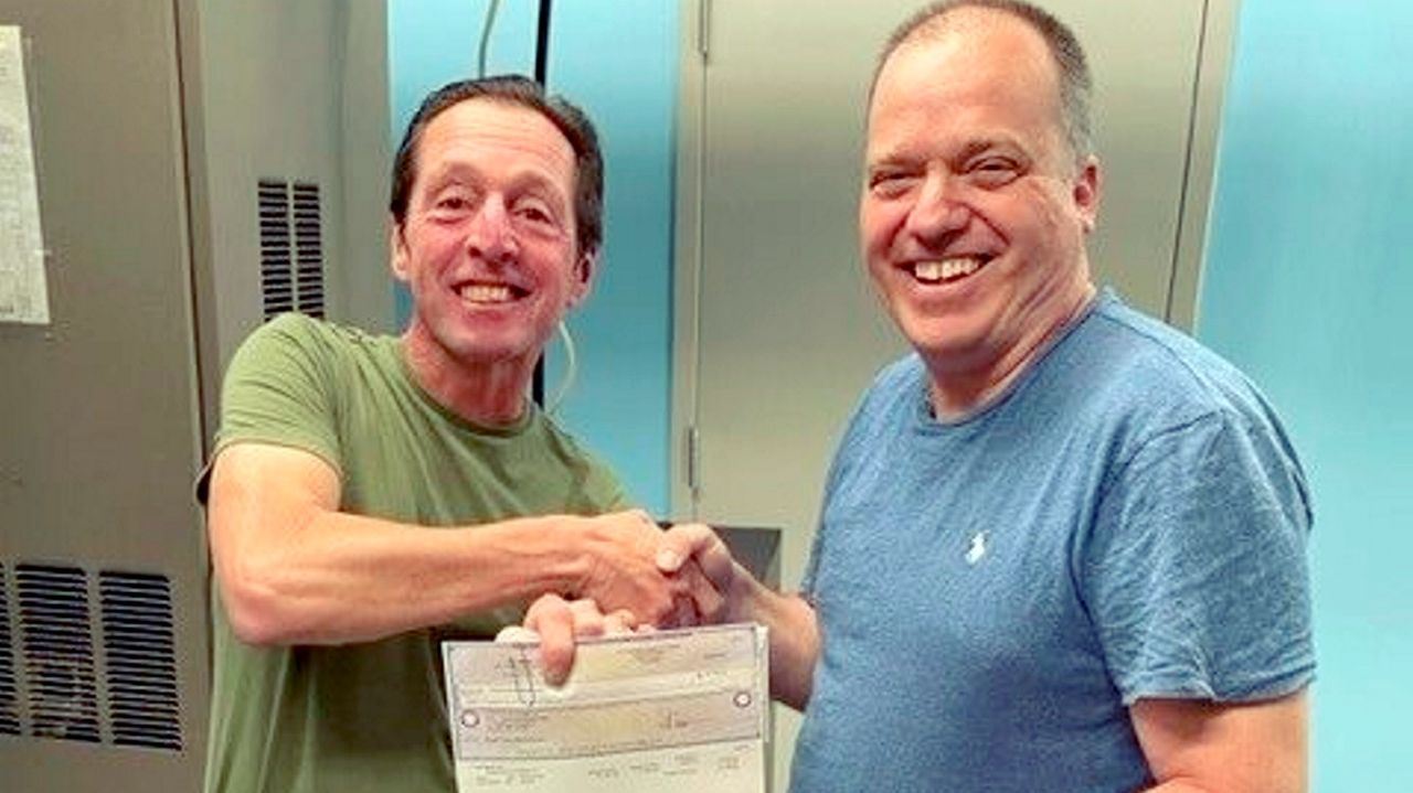 La primera estación de radio de noticias/discusiones en español de Long Island se inauguró el 1 de septiembre