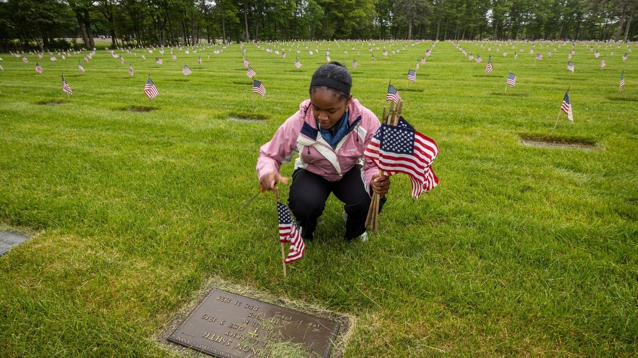 5,000 volunteers plant flags at Calverton National Cemetery for Memorial Day